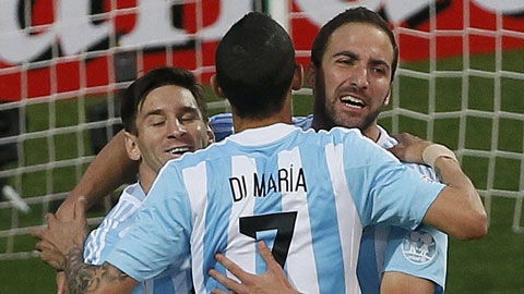 Higuain 'tặng quà' Messi, Argentina khép lại vòng bảng với ngôi đầu