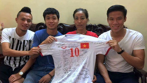 Công Phượng, Huy Toàn, Ngọc Hải đến thăm cựu VĐV Vũ Bích Hường