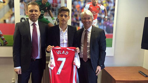 Arsenal ký hợp đồng 3 năm với thần đồng người Romania