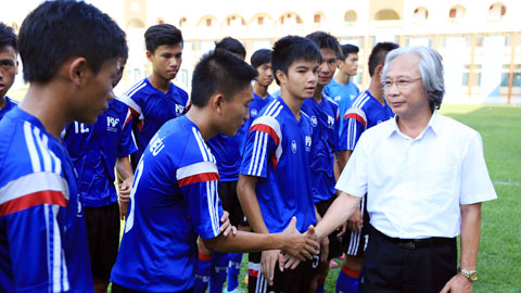 Trưởng BTC giải Nguyễn Văn Phú thăm và động viên các đội bóng