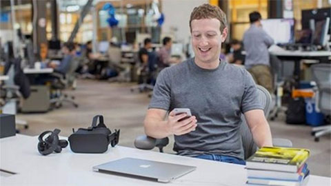 Mark Zuckerberg trả lời trực tuyến trên facebook: “Tôi sẽ mang theo vợ, chó cưng và điện thoại khi đến sa mạc”