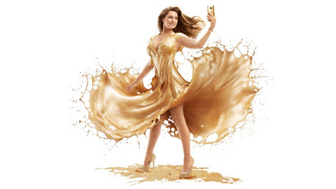Kelly Brook ‘tắm vàng’ để quảng cáo cho HTC One M9