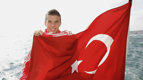 Podolski sang Galatasaray kiểm tra y tế