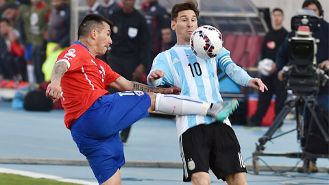 Người thân Messi bị các CĐV Chile tấn công