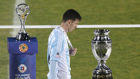 Messi thua trận chung kết thứ 3 liên tiếp cùng ĐT Argentina: M10 chưa có vàng 10