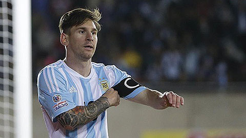 Truyền thông Argentina kêu gọi Messi từ bỏ băng thủ quân