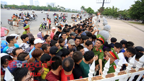 Hàng người rồng rắn mua vé xem Việt Nam đấu Man City