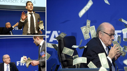 Chủ tịch FIFA Sepp Blatter bị ném tiền vào mặt