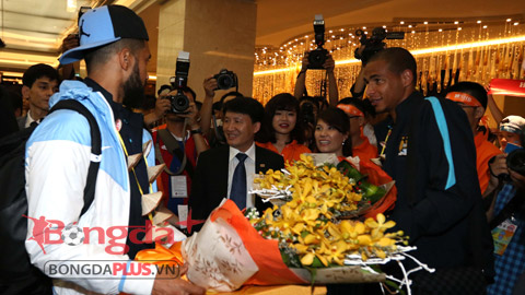 Cầu thủ Man City bất ngờ nhận quà sinh nhật từ chủ nhà Việt Nam