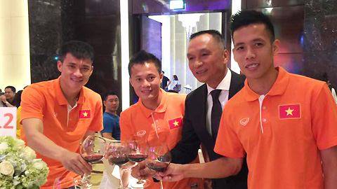 Treo thưởng 10 ngàn USD cho cầu thủ xuất sắc nhất trận Man City - ĐT Việt Nam