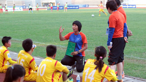 HLV Đoàn Thị Kim Chi lần đầu làm trợ lý ở ĐTQG nữ: Nấc thang mới của "cô gái vàng"