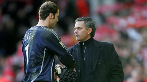 Cech phớt lờ HLV Mourinho trước khi đầu quân cho Arsenal