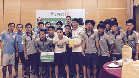 Cầu thủ HA.GL quyên góp ủng hộ người dân Quảng Ninh gặp thiên tai