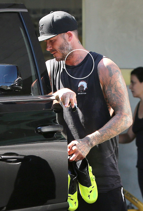 Mới đây, Beckham đã xăm dòng chữ Pretty lady ngay trên chữ Harper lên cổ để kỷ niệm sinh nhật của 