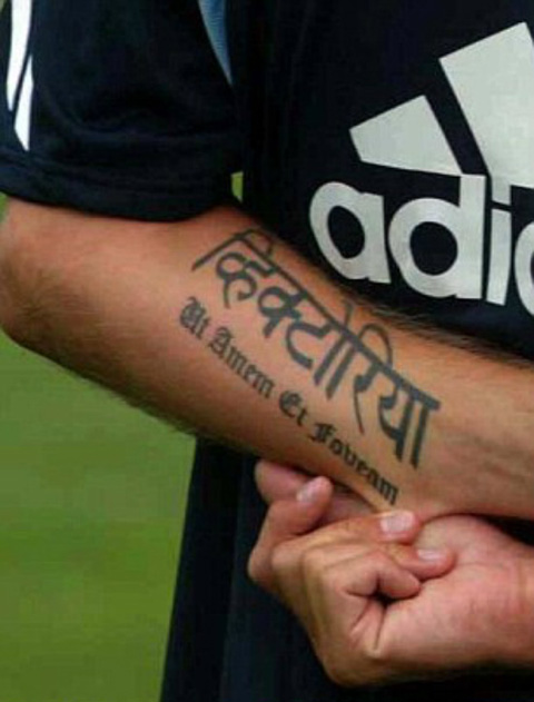Năm 2003, cả hai cánh tay trái và phải của Beckham đã được bổ sung theo các dòng chữ khác theo tiếng Roman. Bên cánh tay trái, dưới tên người Victoria là dòng chữa Ut Amem Et Foveam có nghĩa là 