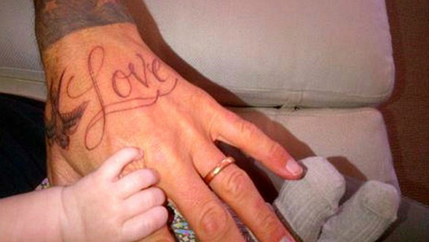 Hình xăm với chữ Love trên mu bàn tay để thể hiện tình yêu với gia đình