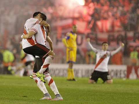 Nhiềm vui chiến thắng của các cầu thủ River Plate 