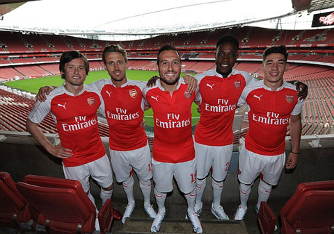 Mẫu áo đấu sân nhà của Arsenal