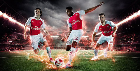 Rosicky - Weslbeck - Ramsey trong mẫu áo đấu sân nhà của Arsenal