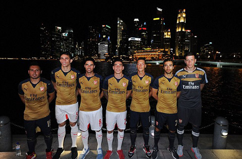 Arsenal ra mắt mẫu áo đấu sân khách trong tour du đấu tại Singapore