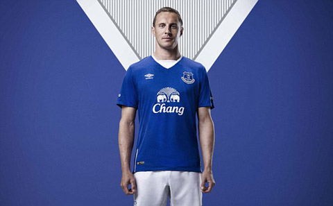 Đội trưởng Phil Jagielka ra mắt mẫu áo đấu sân nhà