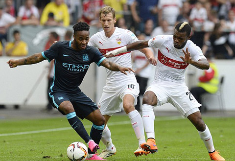 Tân binh Raheem Sterling và mẫu áo đấu sân khách