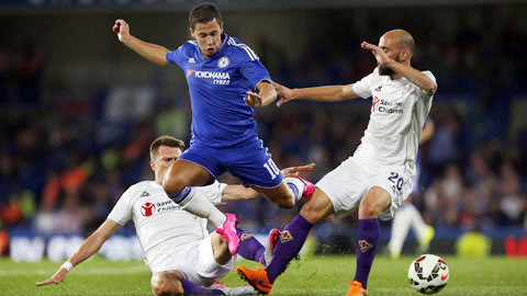 Chelsea (xanh) sẽ trở thành đội đầu tiên bảo vệ thành công ngôi vương kể từ mùa 2009/10?