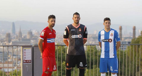 Áo đấu của Espanyol gồm 1 sọc xanh và 2 sọc trắng ở phía trước cũng như phía sau. Riêng cổ và tay áo có thêm điểm nhấn là những đường kẻ ngang