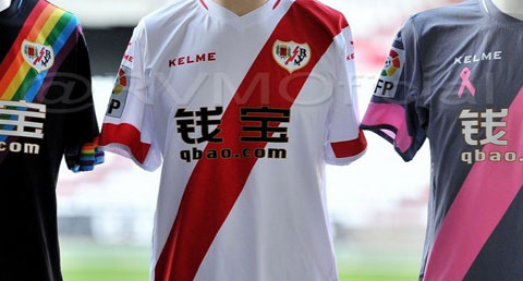 Áo đấu của Rayo Vallecano có cả cầu vồng tượng trưng cho cuộc chiến chống lại những người kỳ thị dân đồng tính, ngoài ra còn có thêm màu hồng để động viên những người bị ung thư