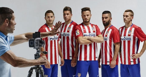 Áo của Atletico vẫn mang sọc đỏ trắng quen thuộc