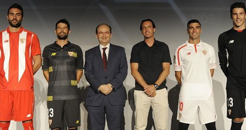 Năm nay đơn vị cung cấp trang phục cho Sevilla là New Balance thay vì Warrior Football như trước đây