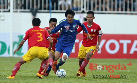 Dính bão chấn thương, HLV Graechen kéo 'Ronaldinho Việt Nam' về đá trung vệ