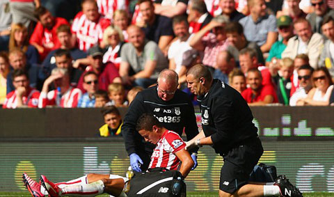 Afellay đã ngã xuống sân và bị choáng.