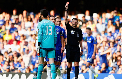 Thủ thành Thibaut Courtois bị trọng tài đuổi khỏi sân và còn khiến Chelsea phải nhận một quả phạt đền