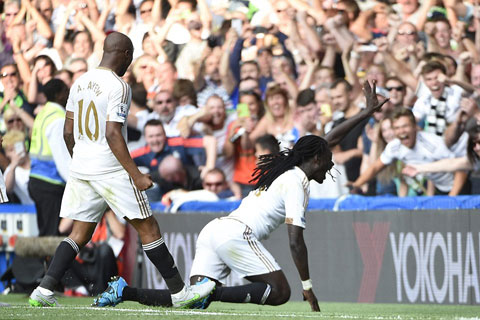 Pha ăn mừng bàn thắng ấn tượng của Bafetimbi Gomis sau khi ghi bàn vào lưới Chelsea
