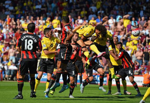 Rudy Gustede đánh đầu dũng mãnh giúp Aston Villa giành chiến thắng tối thiểu trên sân của tân binh Bournemouth