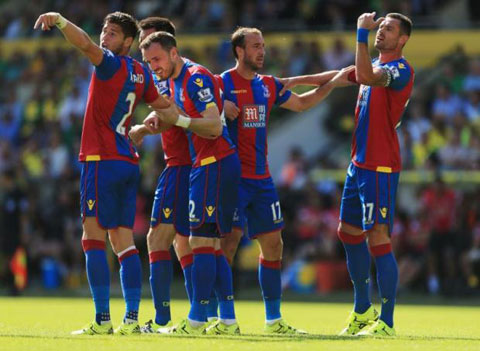 Các cầu thủ Crystal Palace phải chịu nhiều sức ép ở Carrow Road, nhưng rút cục họ vẫn giành được chiến thắng ấn tượng 3-1 trước đội chủ nhà Norwich City