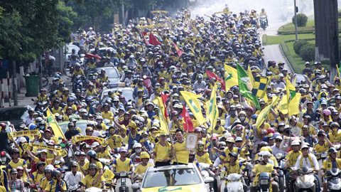 7.000 CĐV SLNA diễu hành tưng bừng khắp Hà Nội