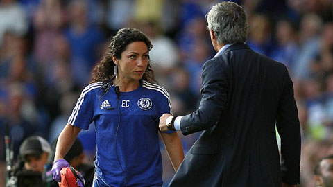 Nữ bác sĩ Chelsea dửng dưng trước cơn thịnh nộ của Mourinho