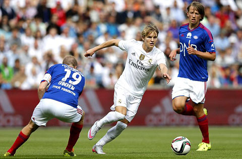 Odegaard trong vòng vây cầu thủ đối phương