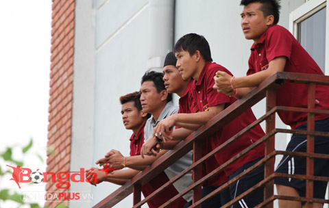Các cầu thủ U19 Lào chăm chú theo dõi đối thủ mà họ sẽ chạm trán trong 2 trận đấu tới 