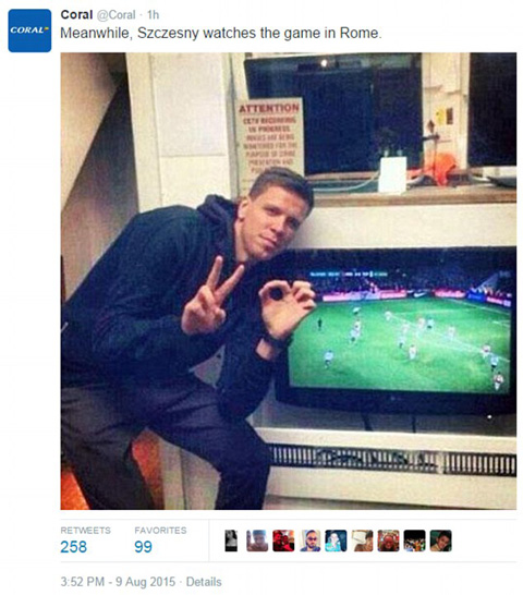 Thủ thành Wojciech Szczesny (cho Roma mượn) đăng ảnh đang xem trận Arsenal và giơ ngón tay đúng bằng kết quả đội bóng chủ quản đã thua trước West Ham