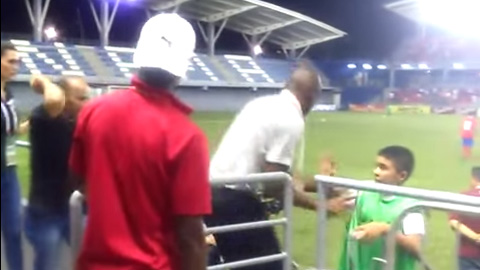 HLV Paulo Wanchope hành hung cậu bé nhặt bóng, tấn công bảo vệ