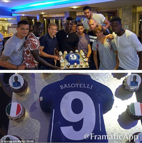 Balotelli được các đồng đội tổ chức sinh nhật 25 tuổi