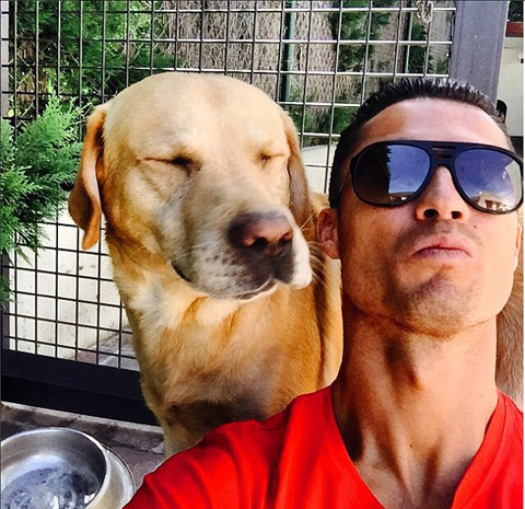 Ronaldo làm dáng ngay cả khi chụp hình với cún