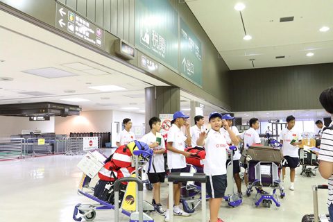 Các thành viên đội U13 bóng đá học đường Yamaha 2015 làm thủ tục ở sân bay