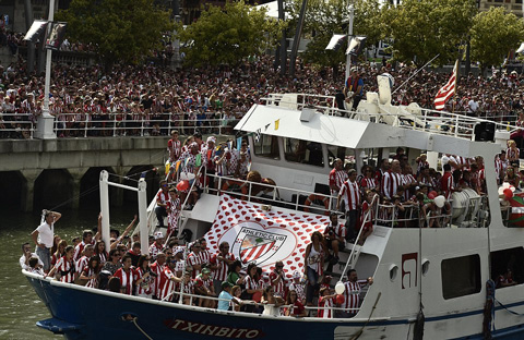 Người hâm mộ Bilbao ăn mừng bên dòng sông Nervion