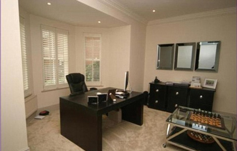 Căn phòng này được Bale sử dụng để thư giãn với máy tính và bộ cờ vua