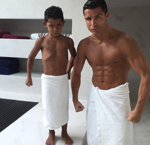 Tình yêu của bố Ronaldo là vẫn chưa đủ với cậu con trai