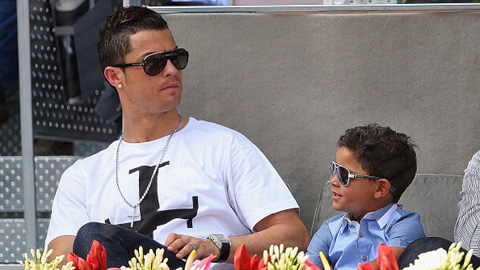 Sau giờ bóng lăn 21/8: Ronaldo vẫn giấu con trai về tung tích mẹ đẻ